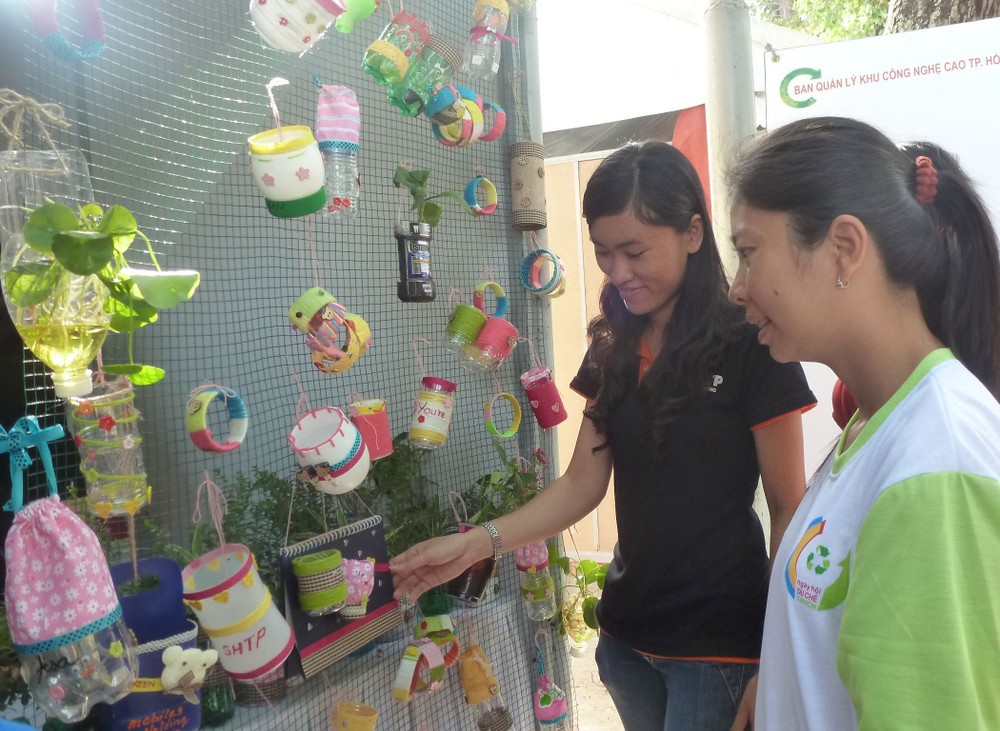 The most popular stall was one on recycling of waste material for gift products (Photo: SGGP) The most popular stall was one on recycling of waste material for gift products (Photo: SGGP)